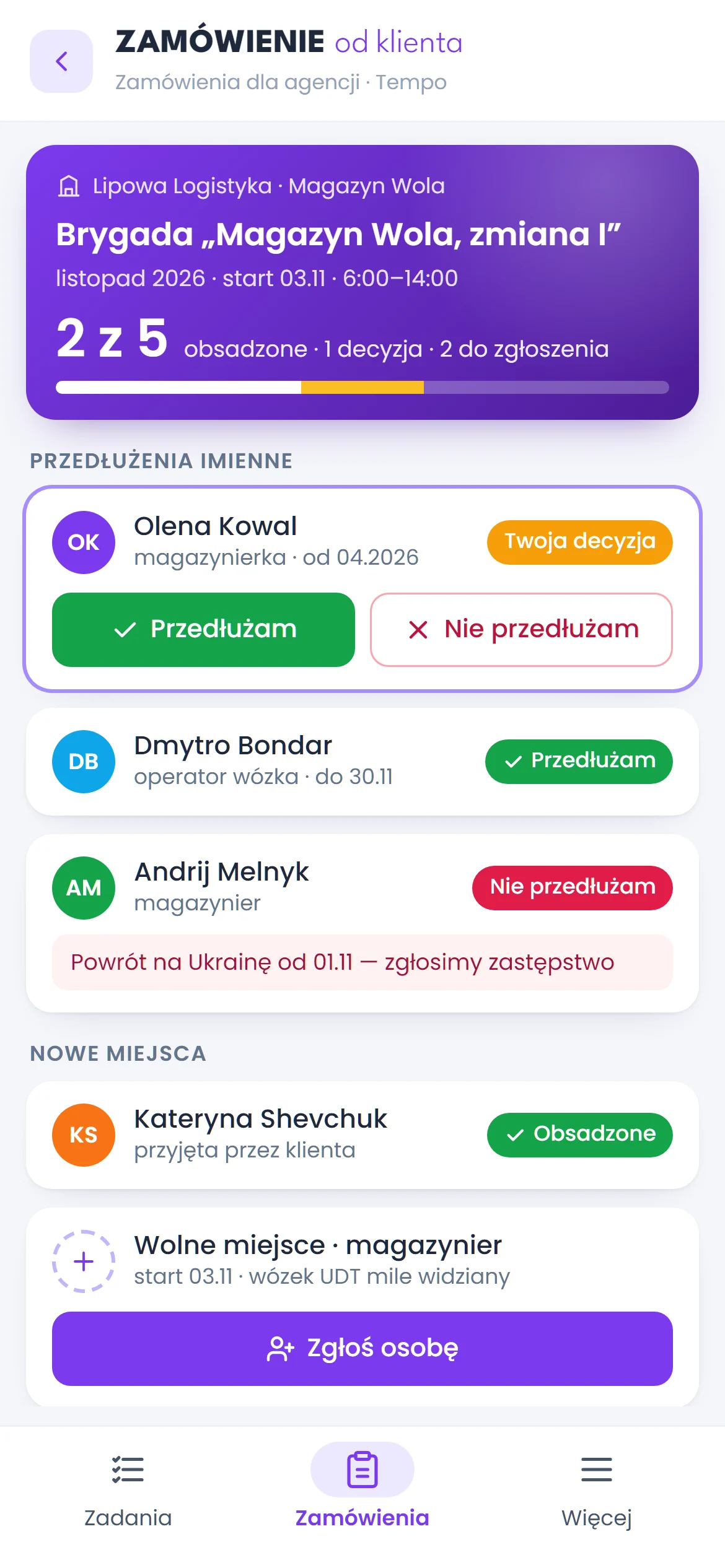 Koordynator agencji odpowiada na zamówienie w telefonie
